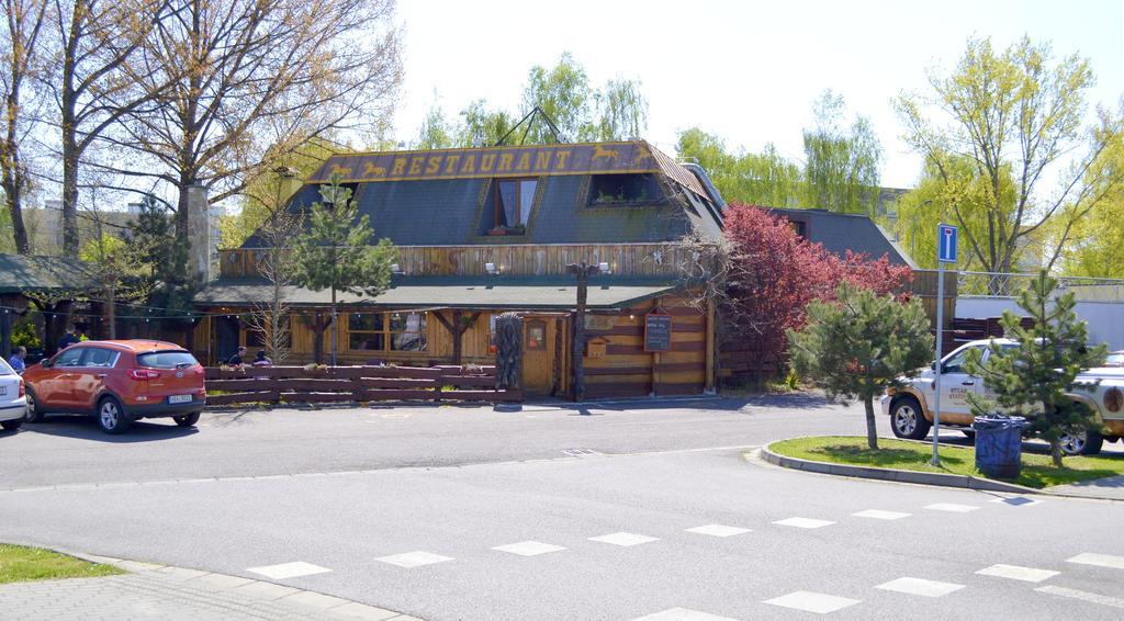 帕尔杜比采 牛排餐厅和宾馆饭店酒店 外观 照片